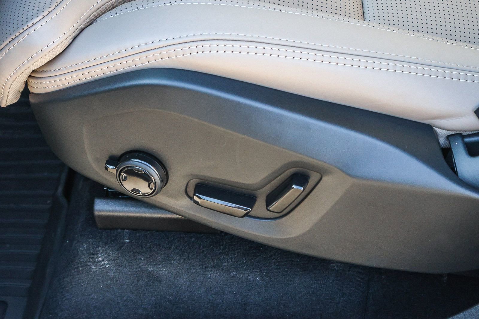 New 2026 Volvo XC90 B6 Ultra w/ Protection Package image 33