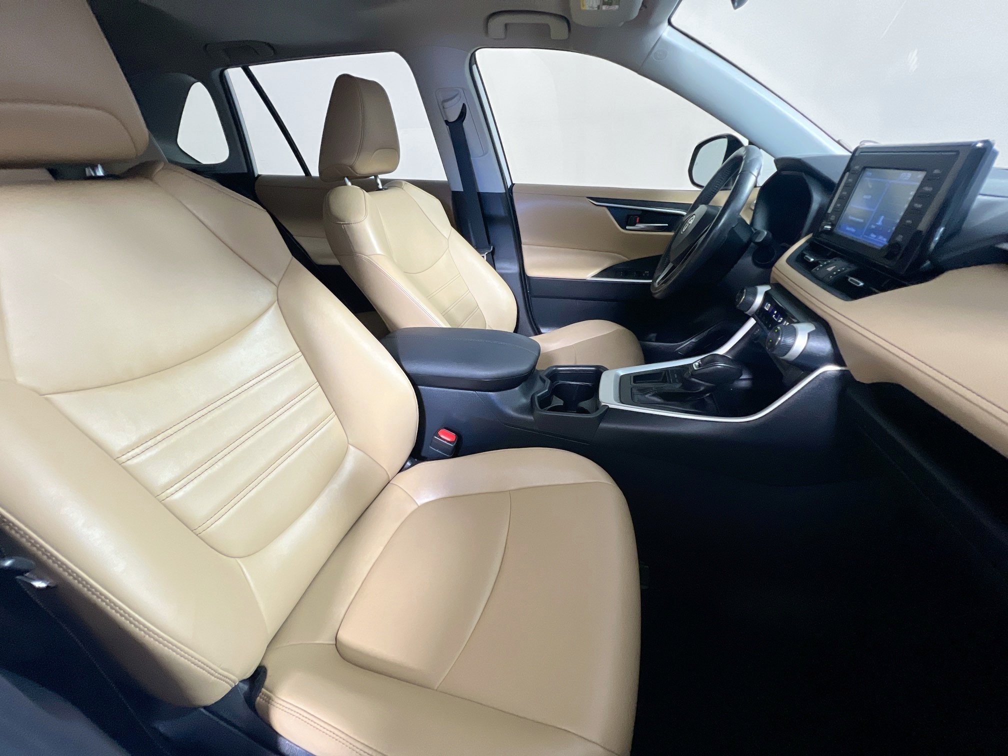 Used 2019 Toyota RAV4 XLE Premium FWD image 30