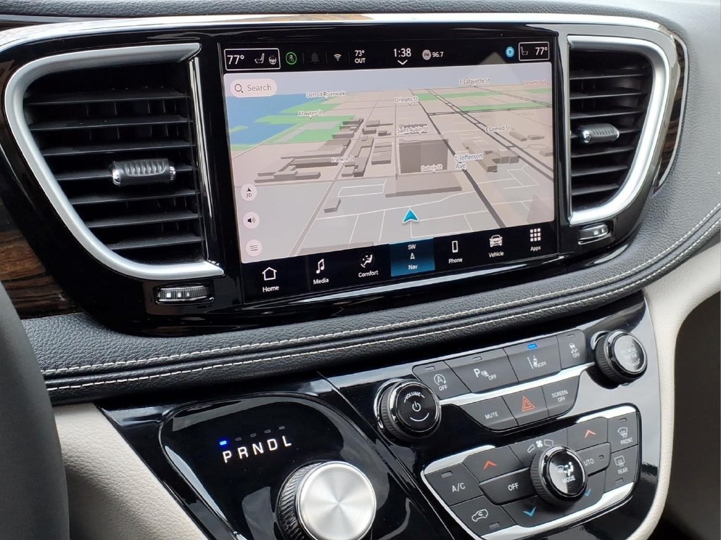 Used 2024 Chrysler Pacifica Limited FWD image 6