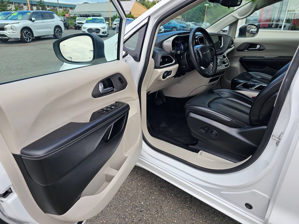 Used 2023 Chrysler Pacifica Touring-L FWD image 17