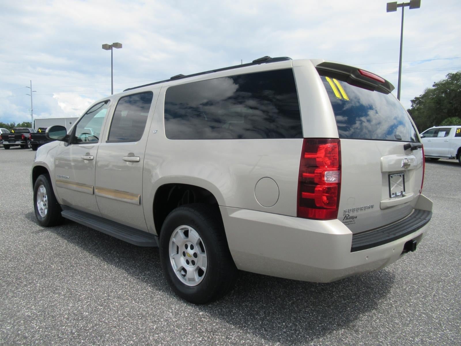 Used 2011 Chevrolet Suburban LT RWD image 5