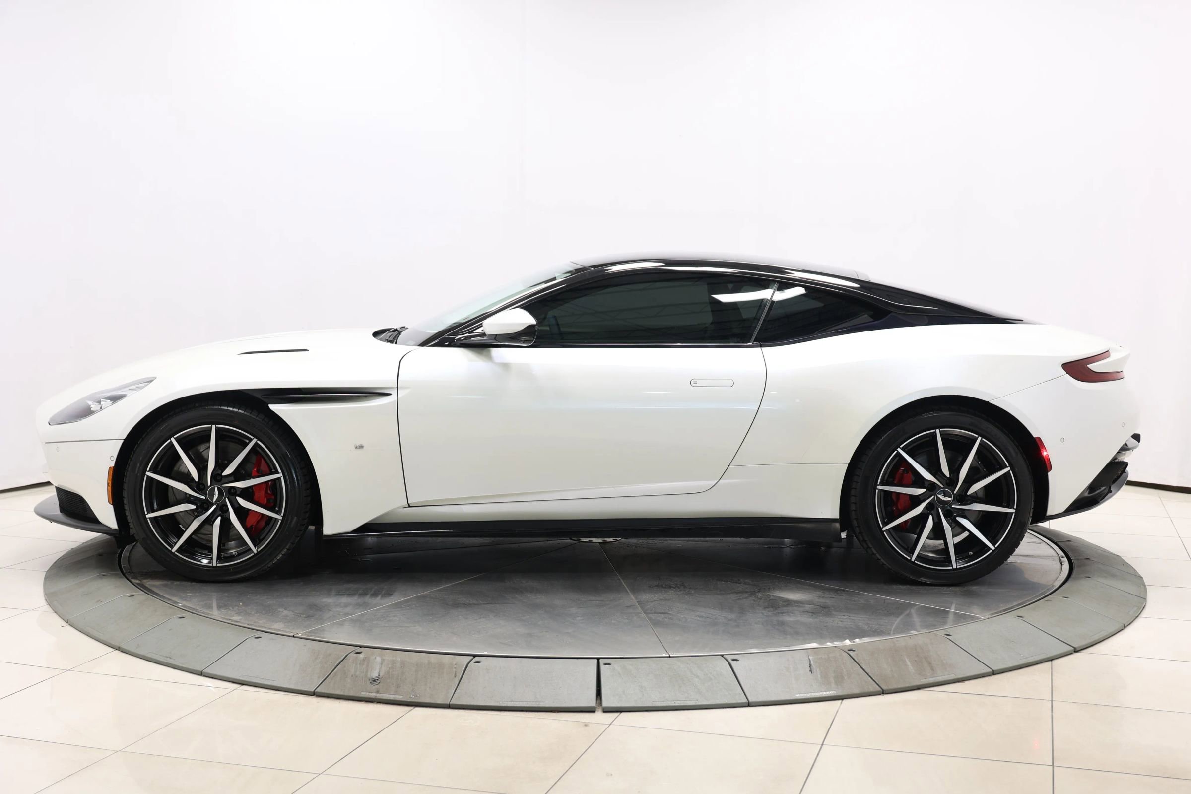 Used 2017 Aston Martin DB11 V12 image 11