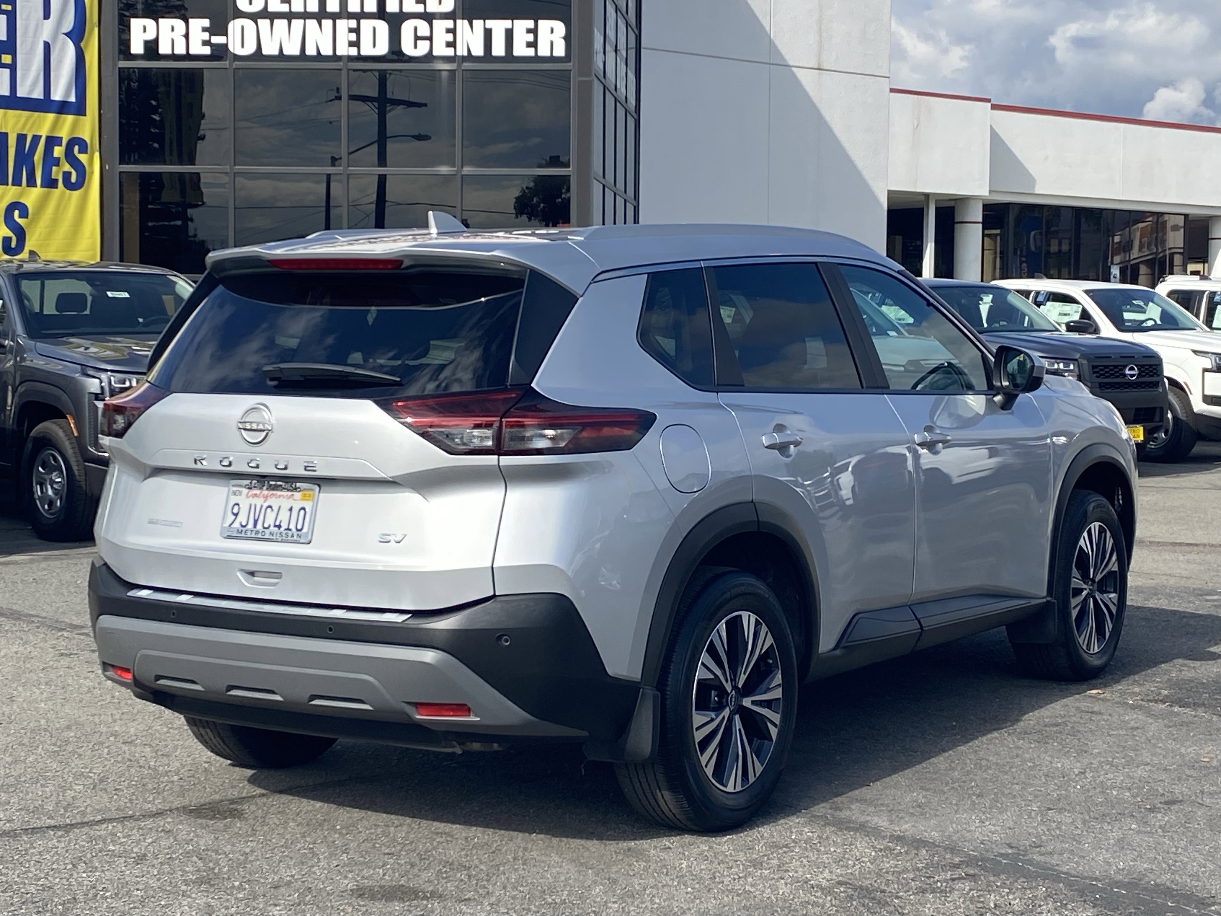 Used 2023 Nissan Rogue SV w/ SV Premium B Package image 3