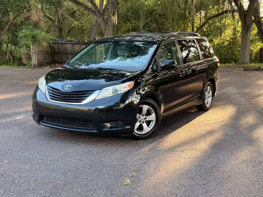 Used 2014 Toyota Sienna LE FWD image 1