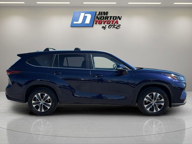 Used 2025 Toyota Highlander XLE FWD image 4