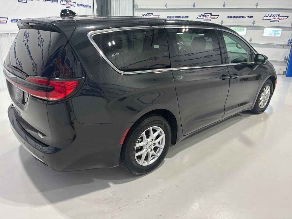 Used 2023 Chrysler Pacifica Touring-L FWD image 6