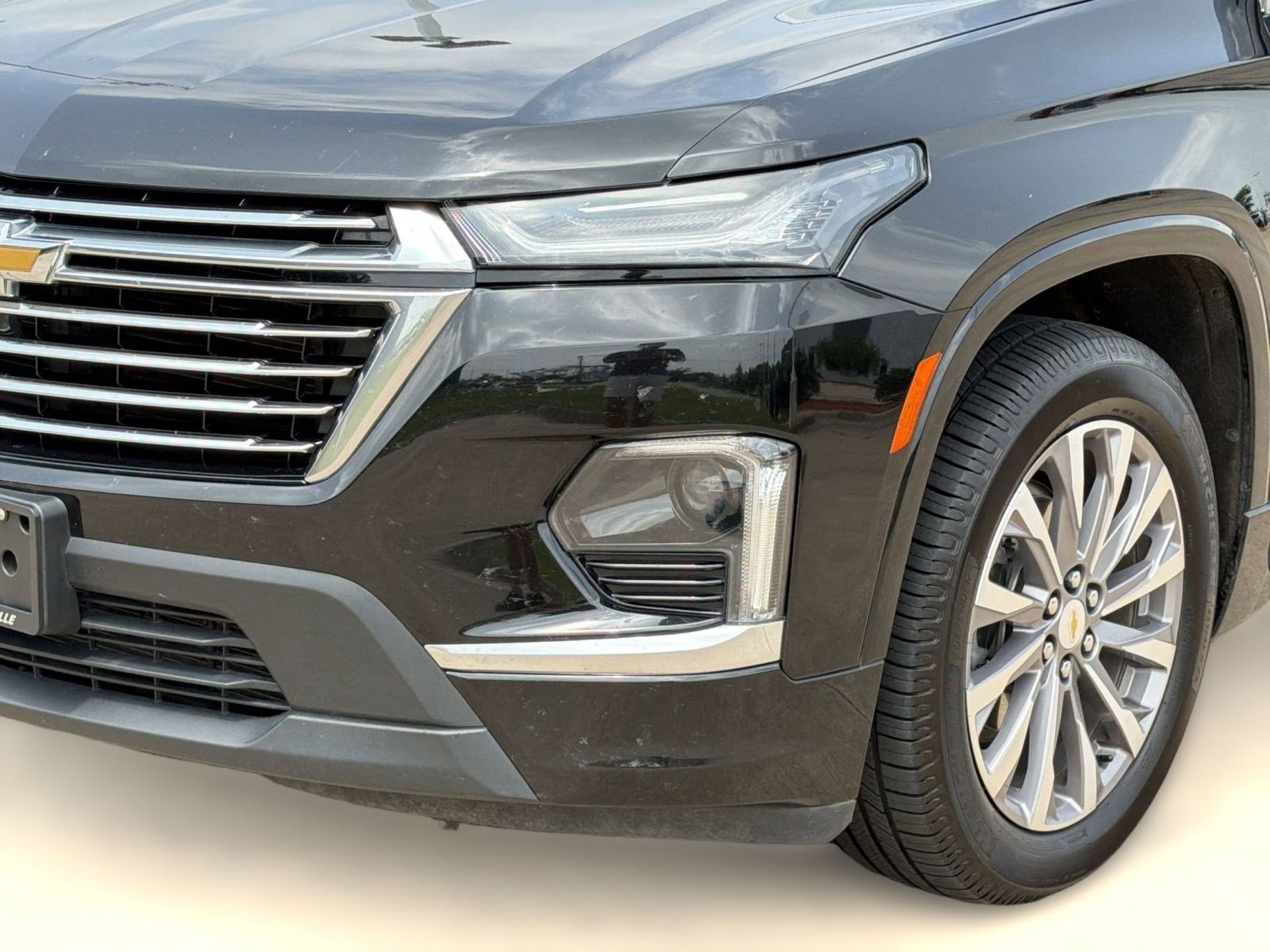 Used 2023 Chevrolet Traverse Premier FWD image 11