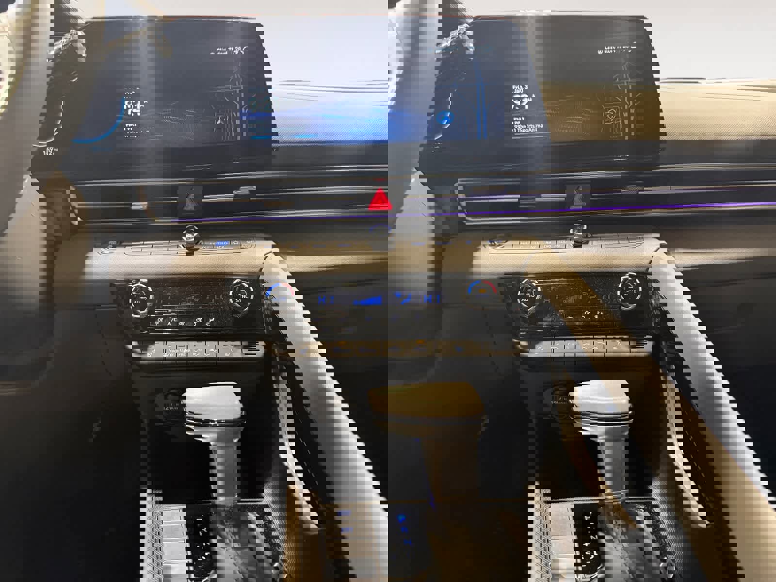 Used 2025 Hyundai Elantra SEL image 12