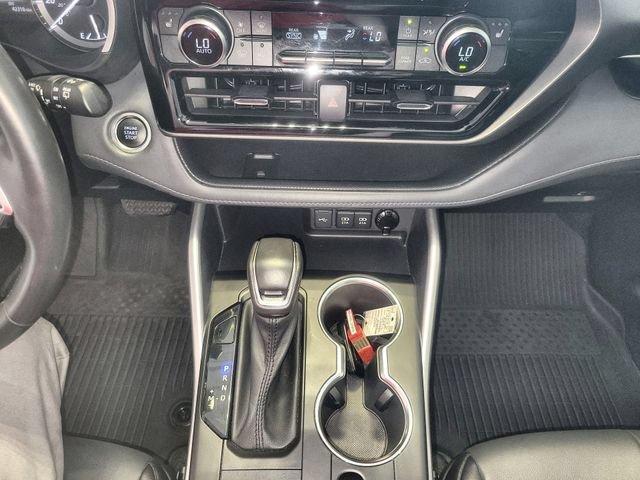Used 2021 Toyota Highlander XLE AWD/4WD image 19