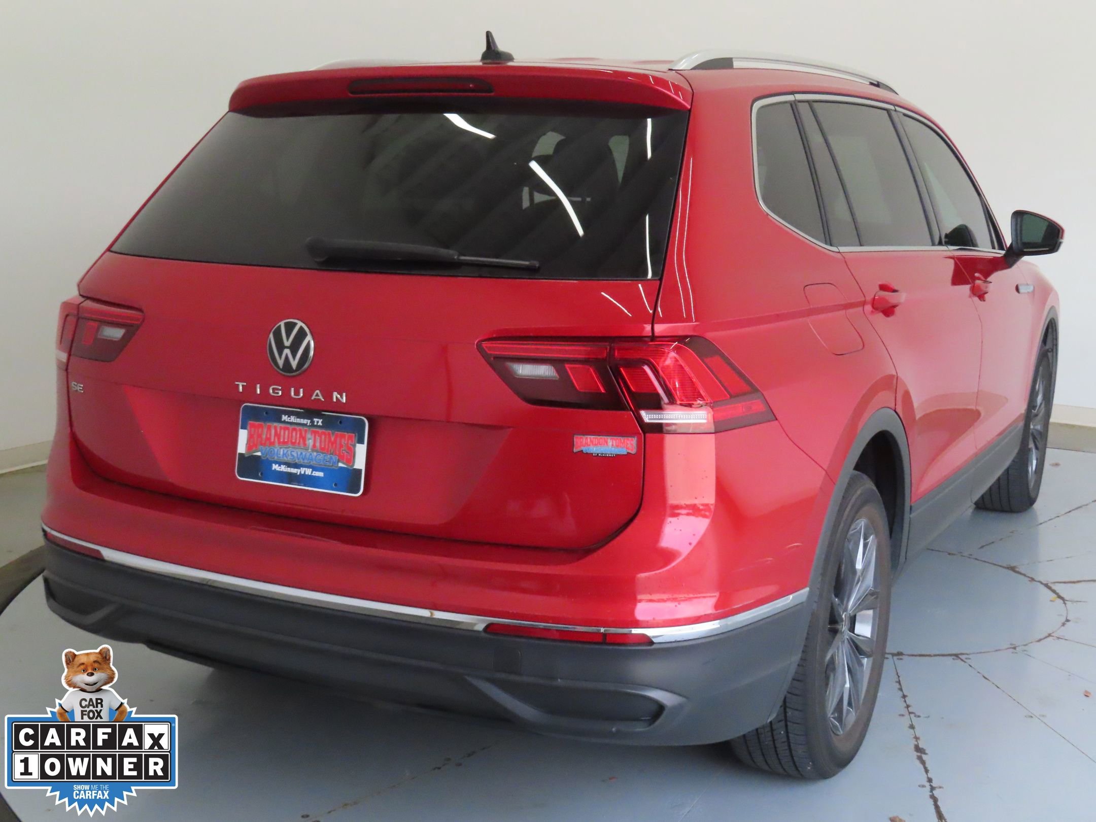 Used 2023 Volkswagen Tiguan SE w/ Panoramic Sunroof Package FWD image 4