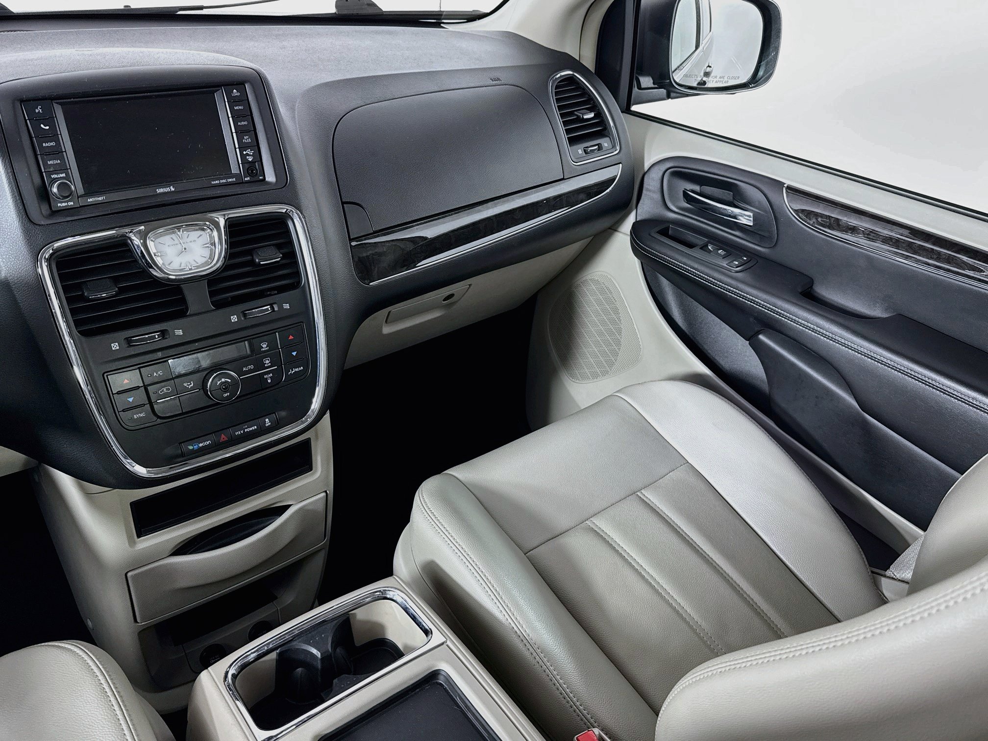 Used 2013 Chrysler Town & Country Touring FWD image 21