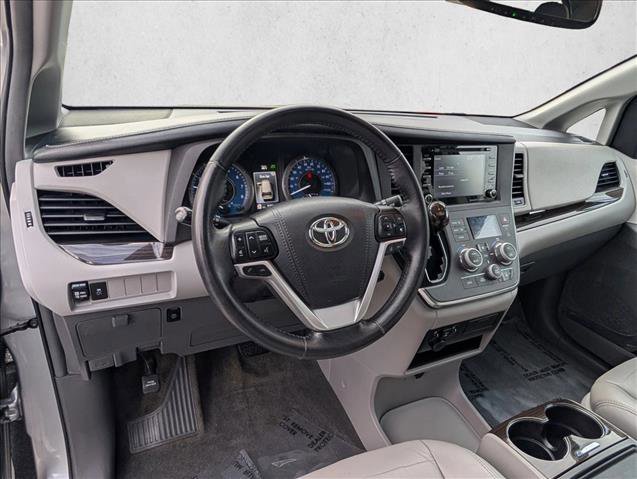 Used 2018 Toyota Sienna XLE image 10