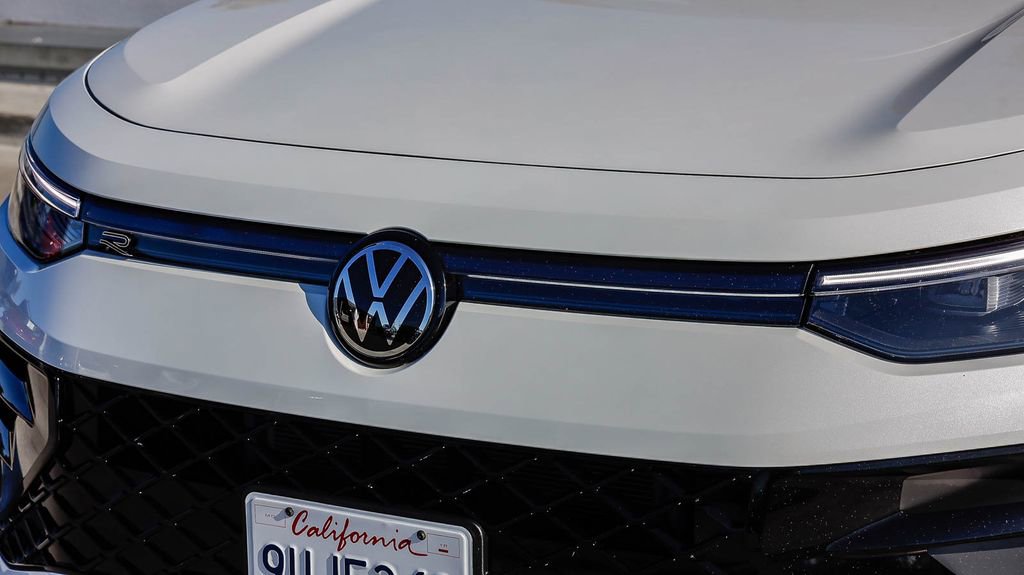 Used 2025 Volkswagen Tiguan SE R-Line image 5