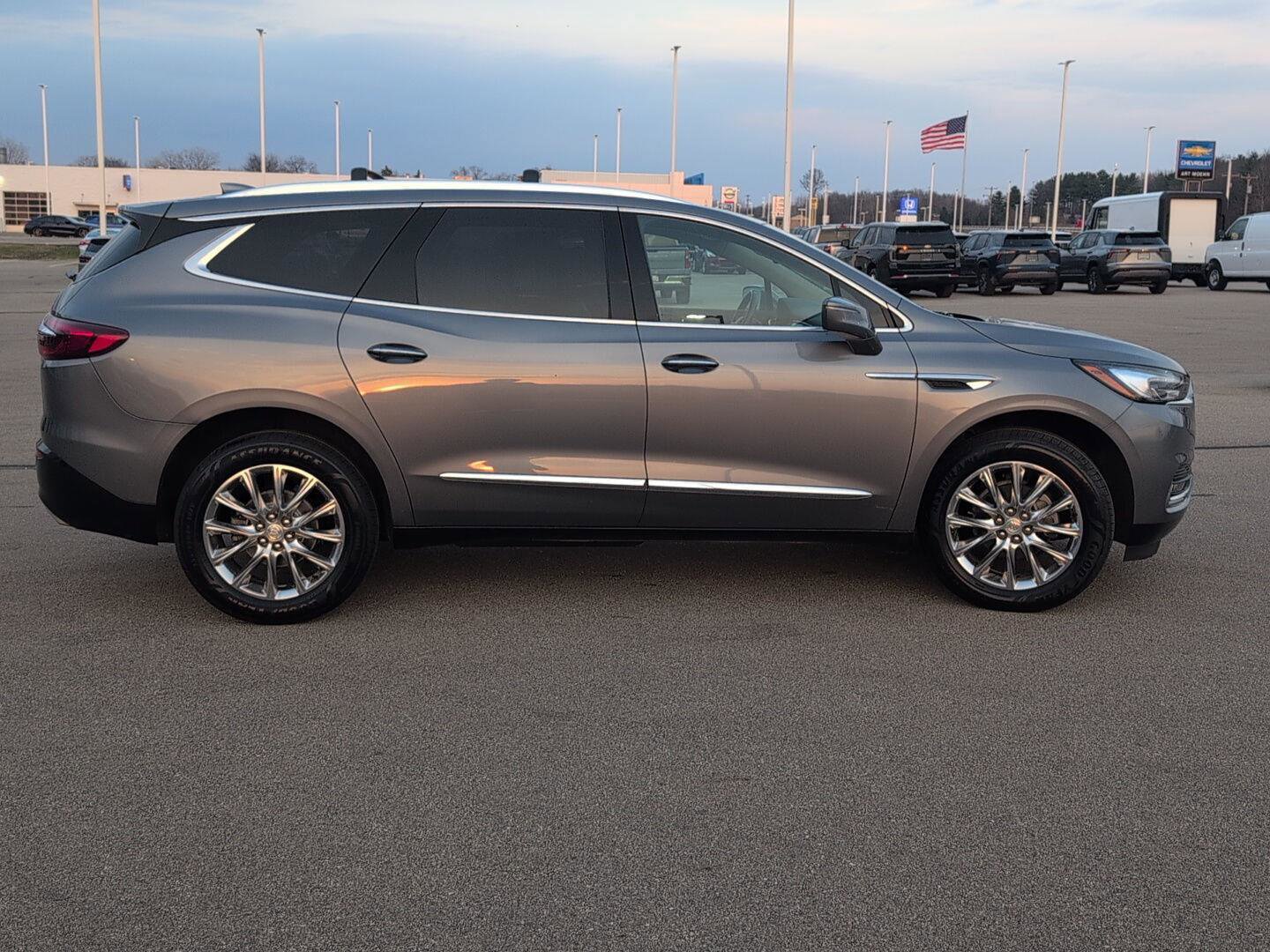 Used 2020 Buick Enclave Premium w/ Sun and Sites Package FWD image 9