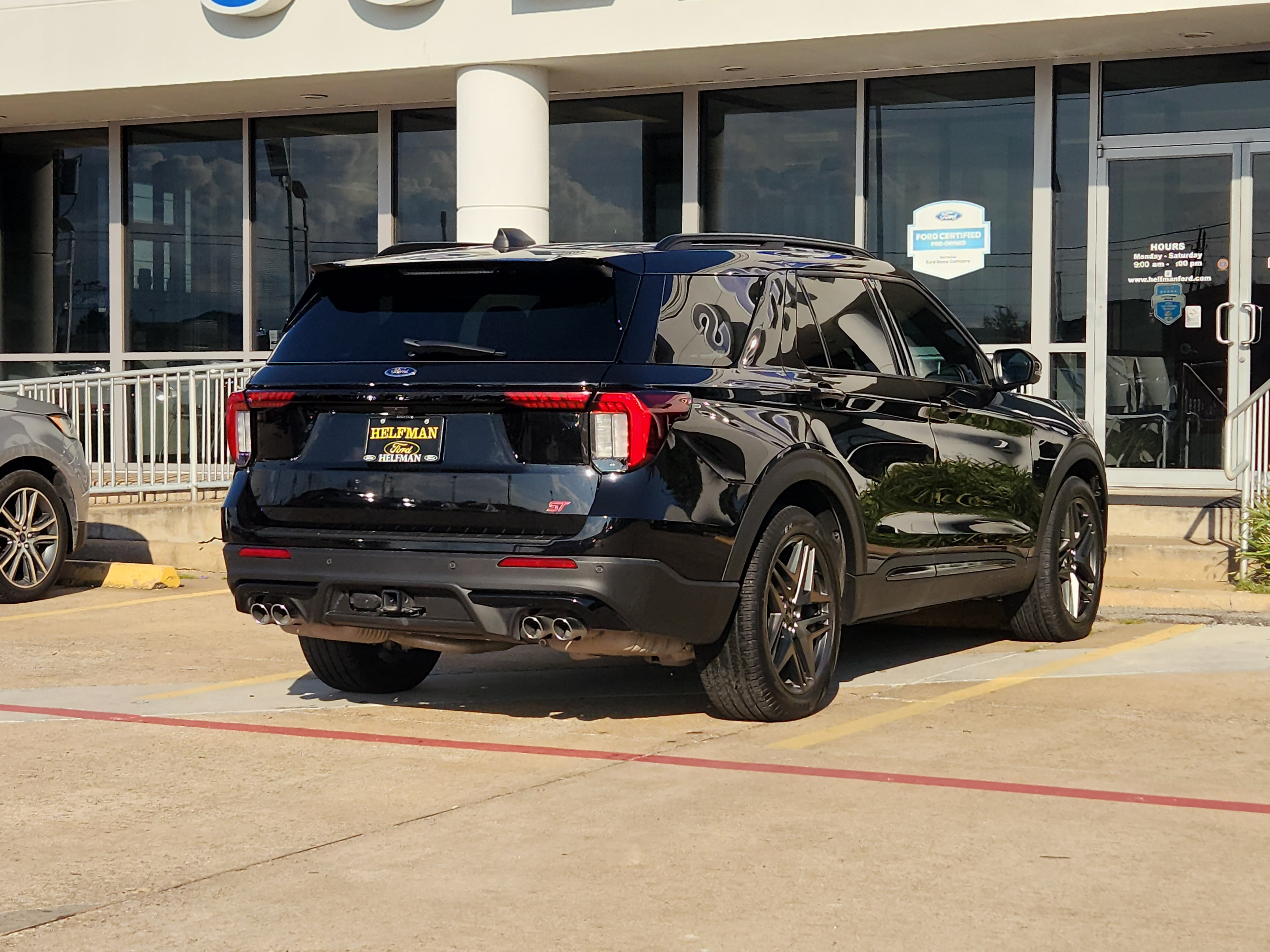 Used 2025 Ford Explorer ST AWD/4WD image 3