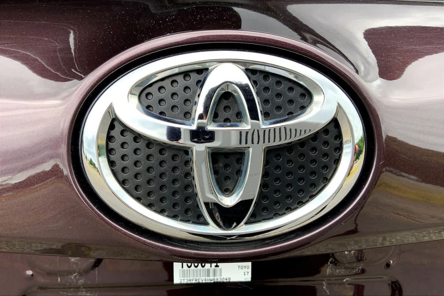 Used 2017 Toyota RAV4 XLE AWD/4WD image 33