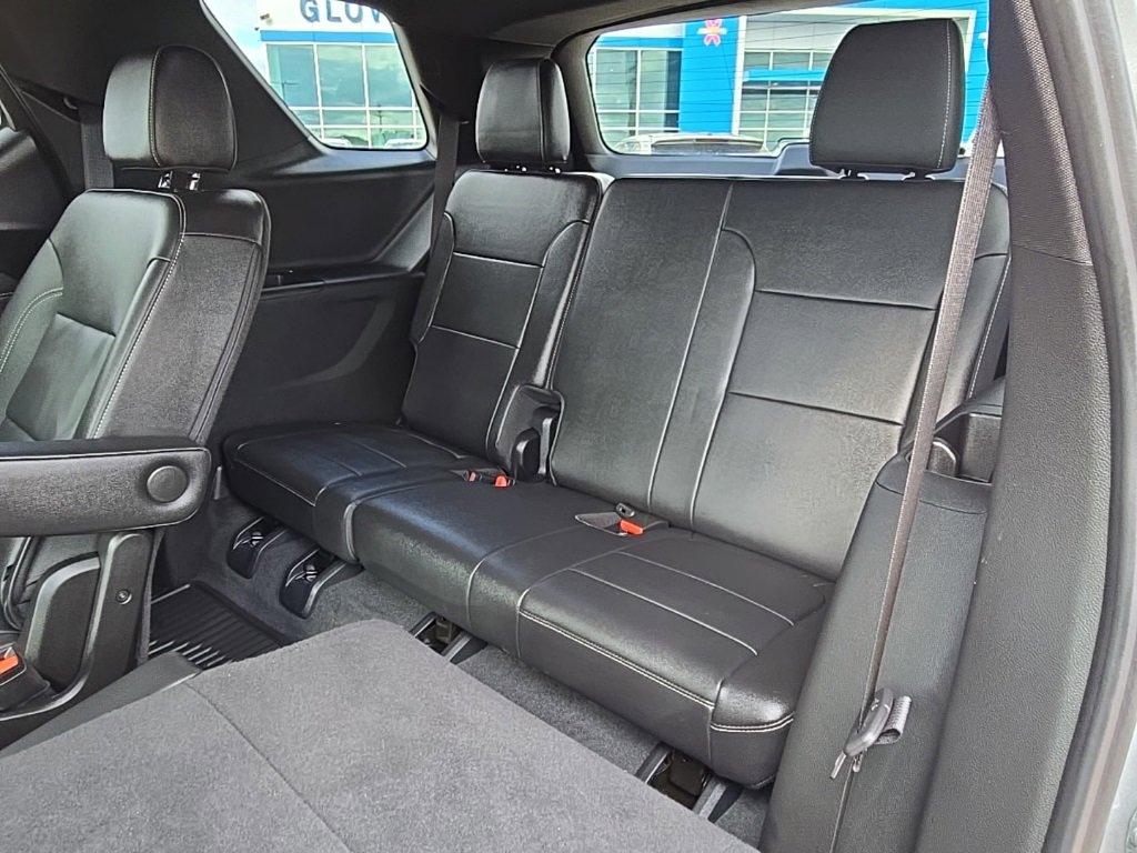 Used 2023 Chevrolet Traverse LT w/ Rear Camera Mirror Package image 18