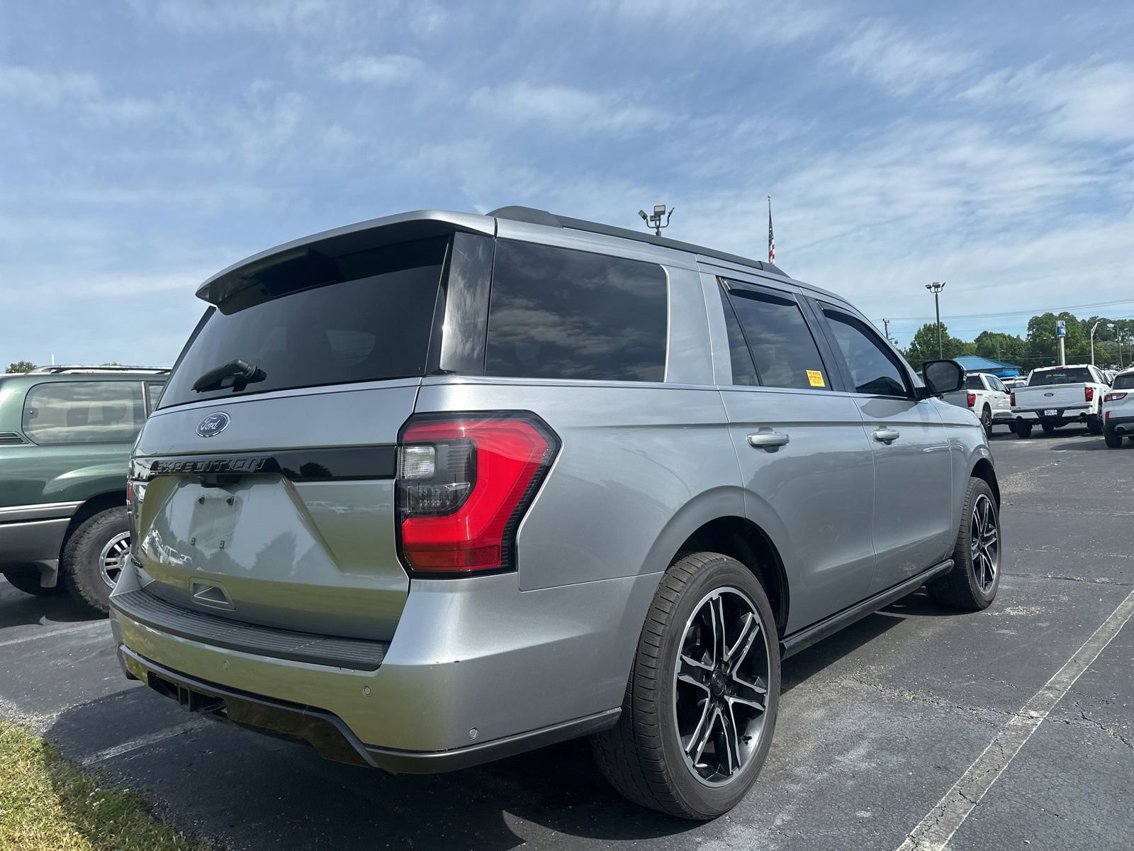 Used 2021 Ford Expedition Limited AWD/4WD image 3