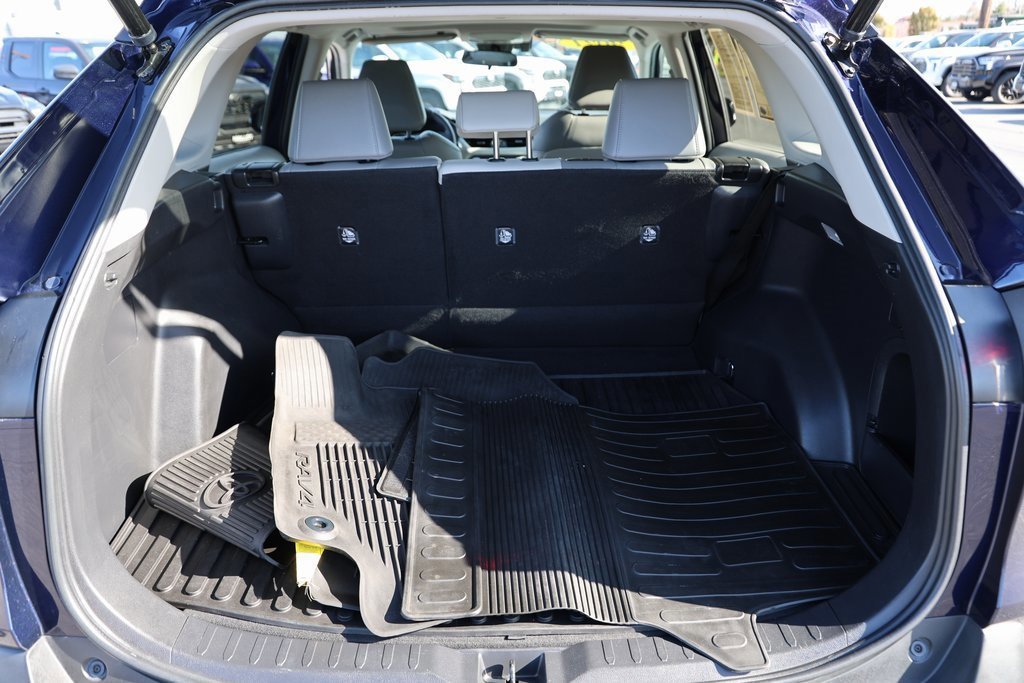 Used 2021 Toyota RAV4 XLE Premium image 11