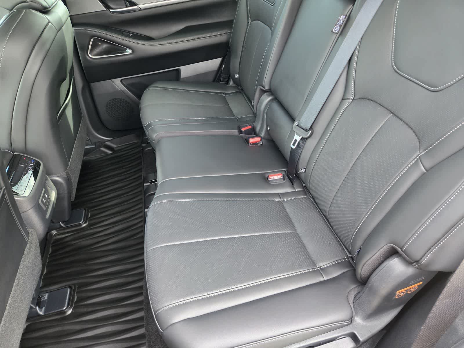 Certified 2026 INFINITI QX60 Luxe w/ Cargo Package FWD image 13