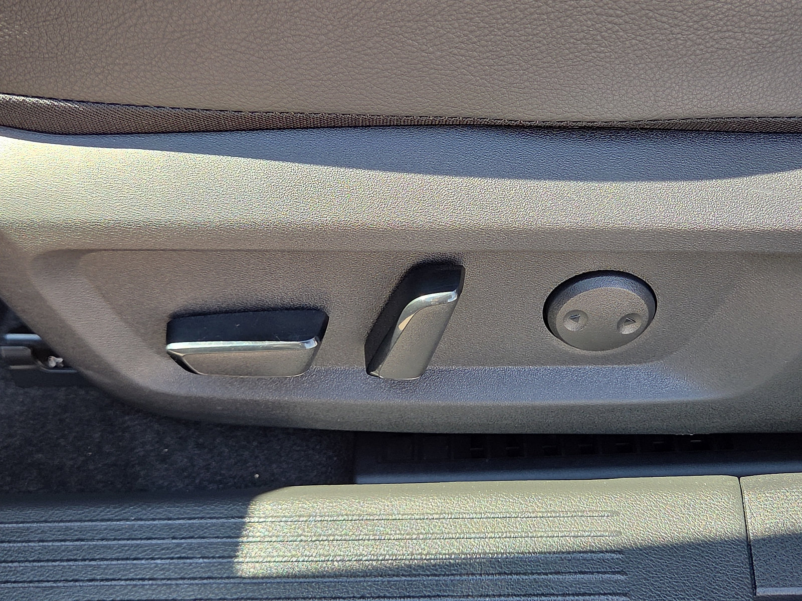 Used 2025 Nissan Rogue SL AWD/4WD image 14