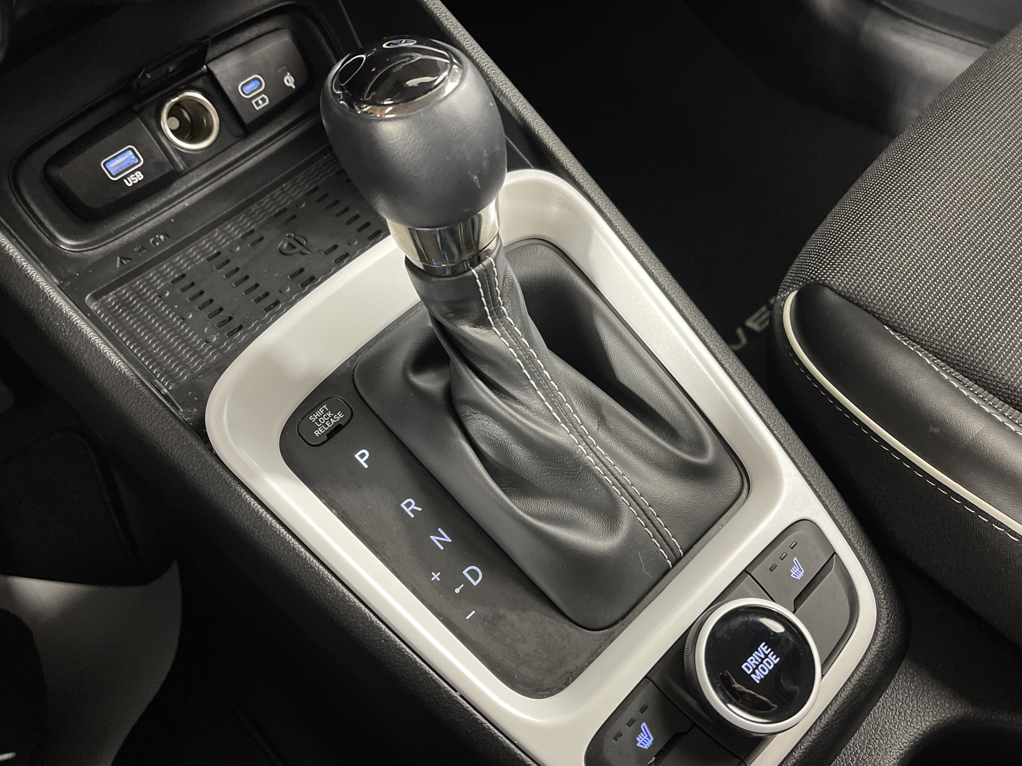 Used 2023 Hyundai Venue Limited image 24