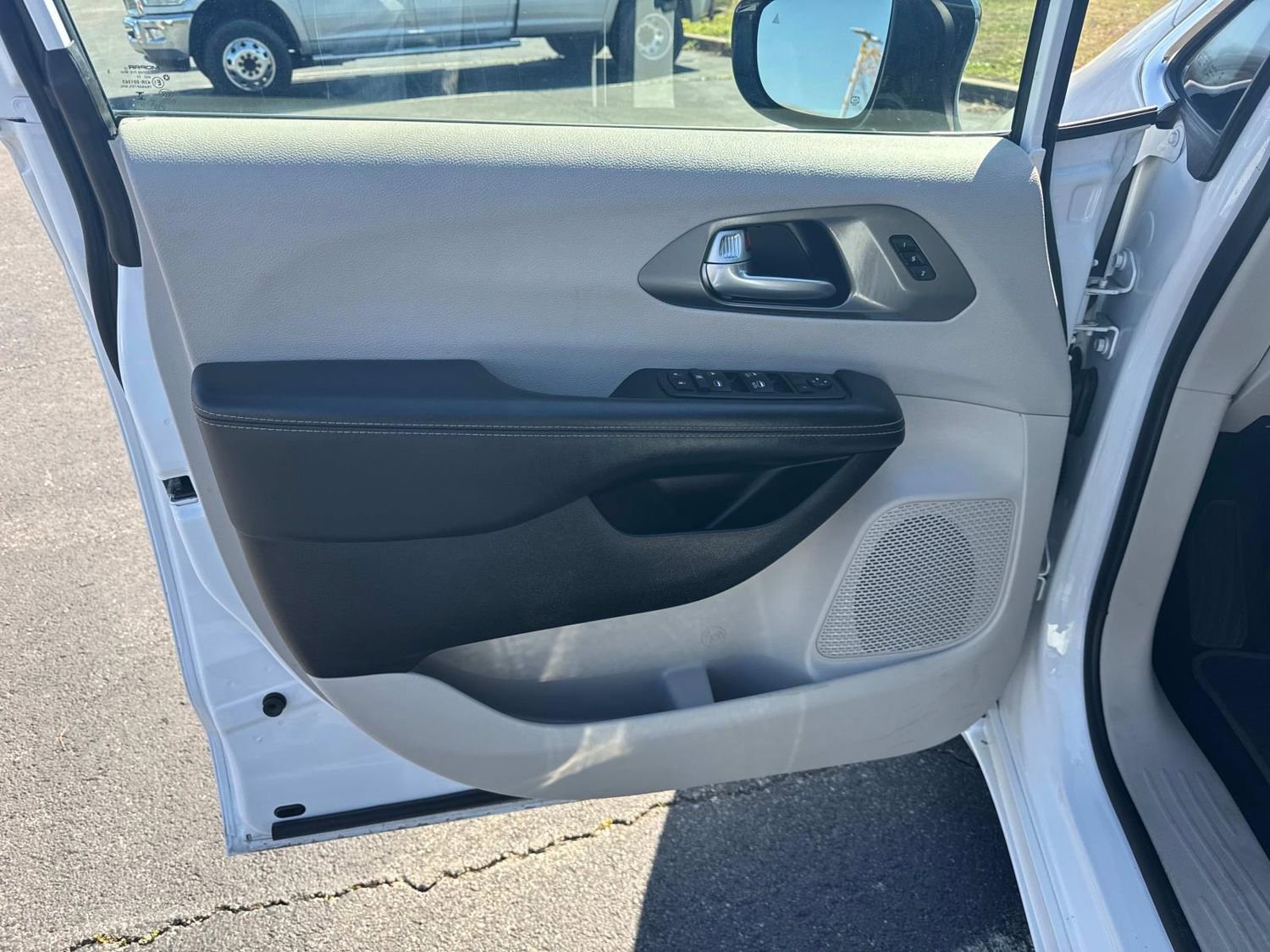 Used 2024 Chrysler Pacifica Touring-L image 28