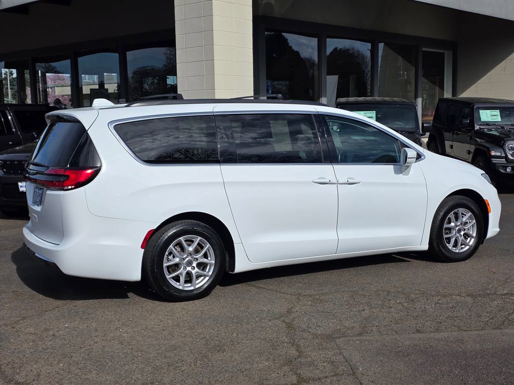 Used 2022 Chrysler Pacifica Touring-L image 33