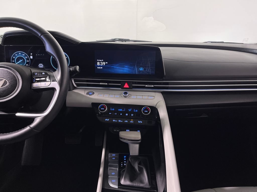 Certified 2025 Hyundai Elantra Limited FWD image 16