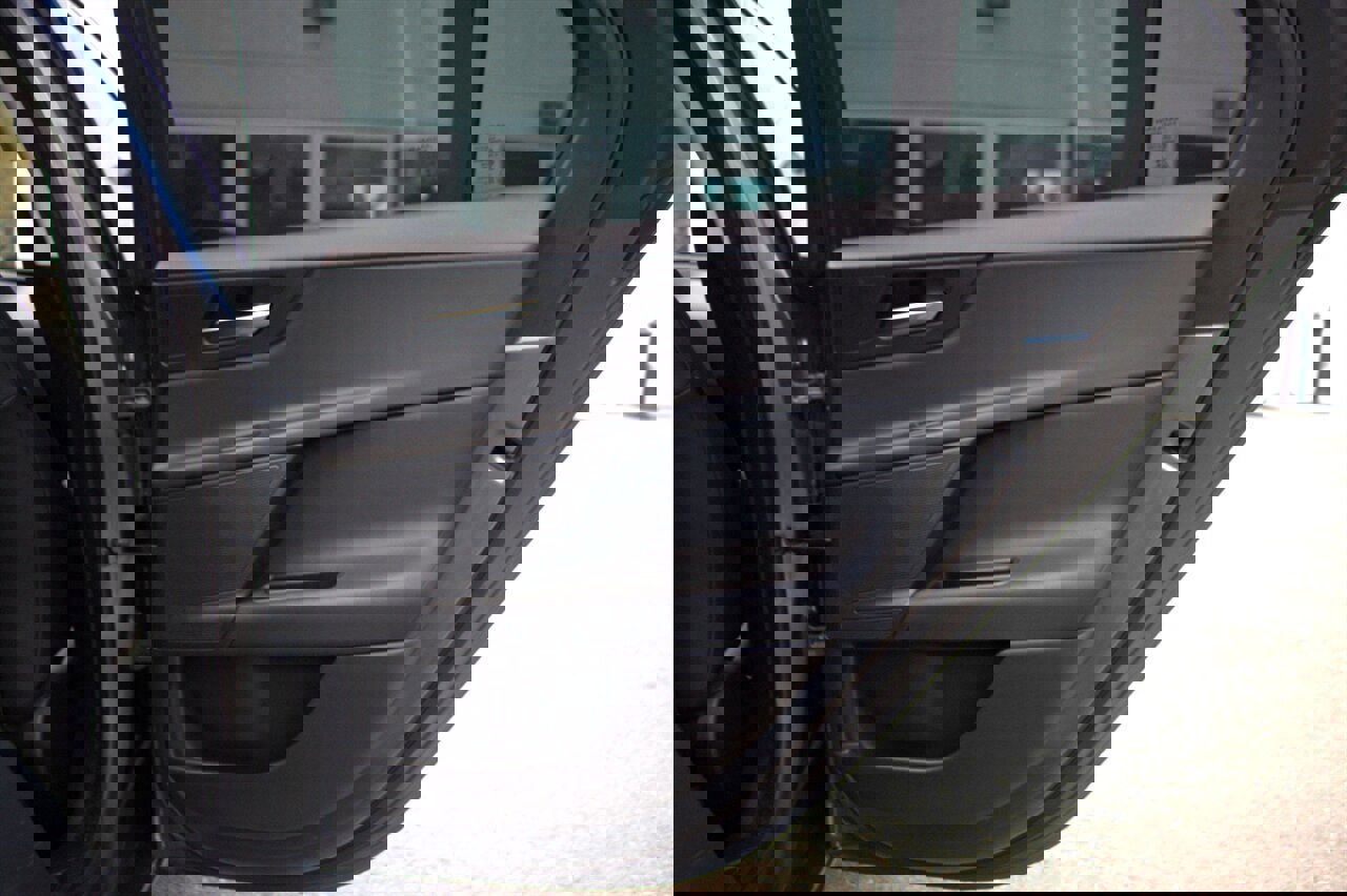 Used 2018 Jaguar XE Premium image 15