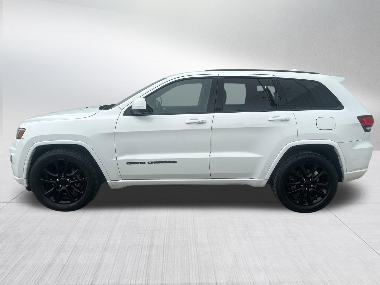Used 2018 Jeep Grand Cherokee Altitude RWD image 4