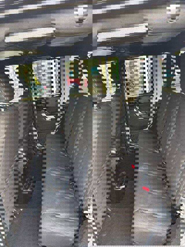 Used 2018 Jeep Wrangler Unlimited Rubicon w/ Connectivity Group image 12