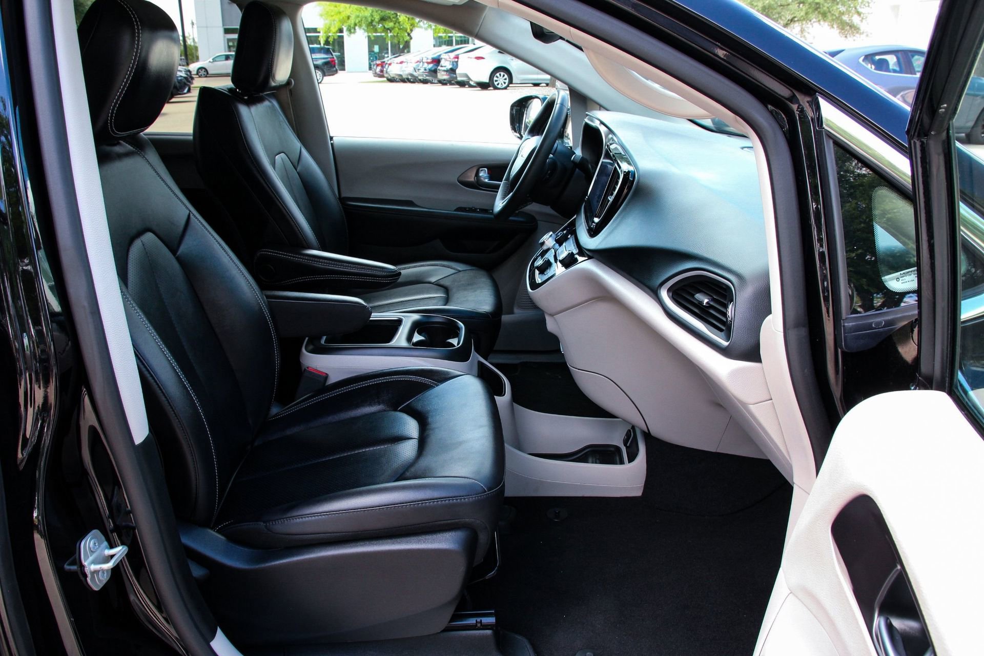 Used 2024 Chrysler Pacifica Touring-L image 28