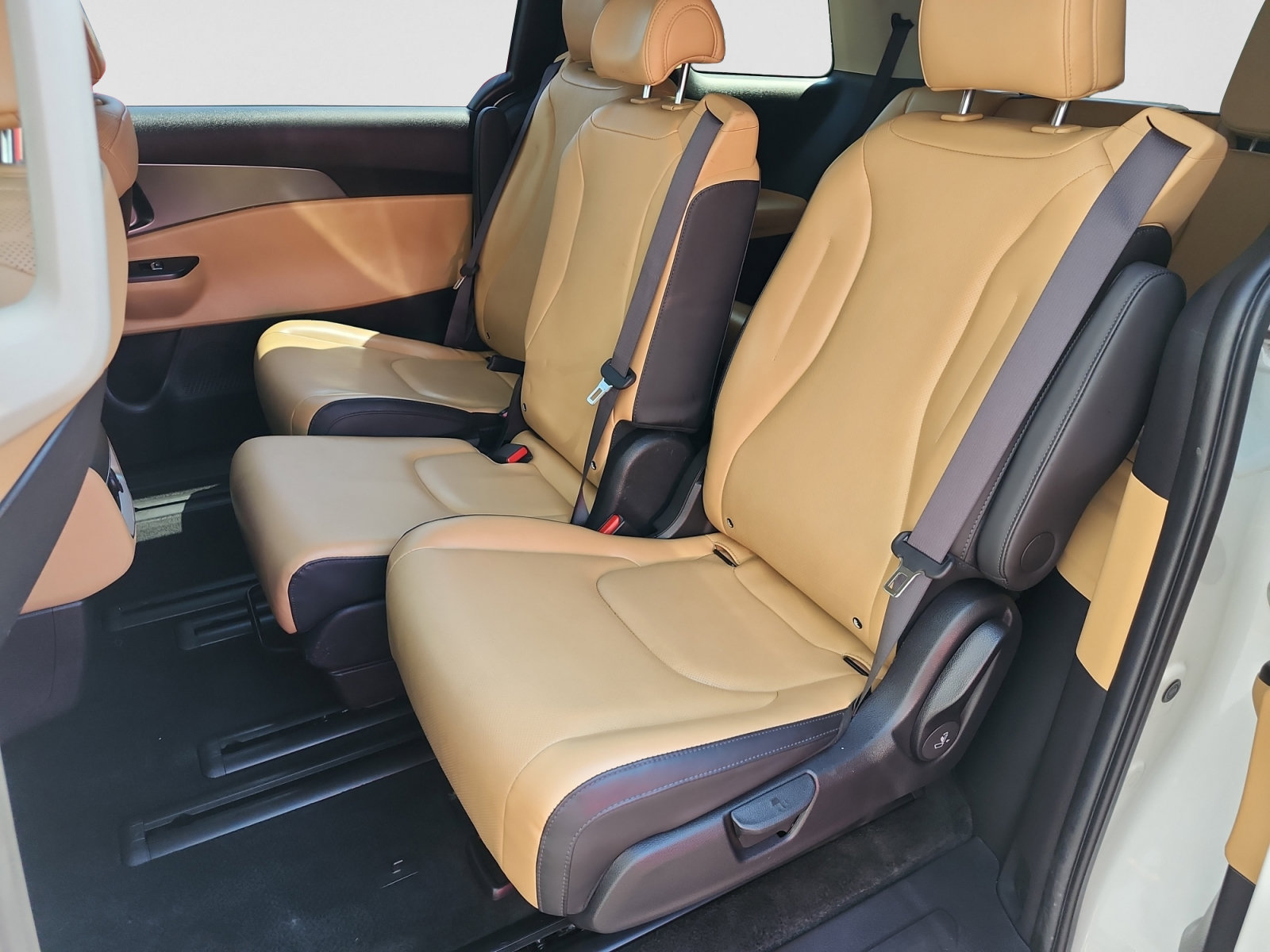 Used 2024 Kia Carnival LX FWD image 12