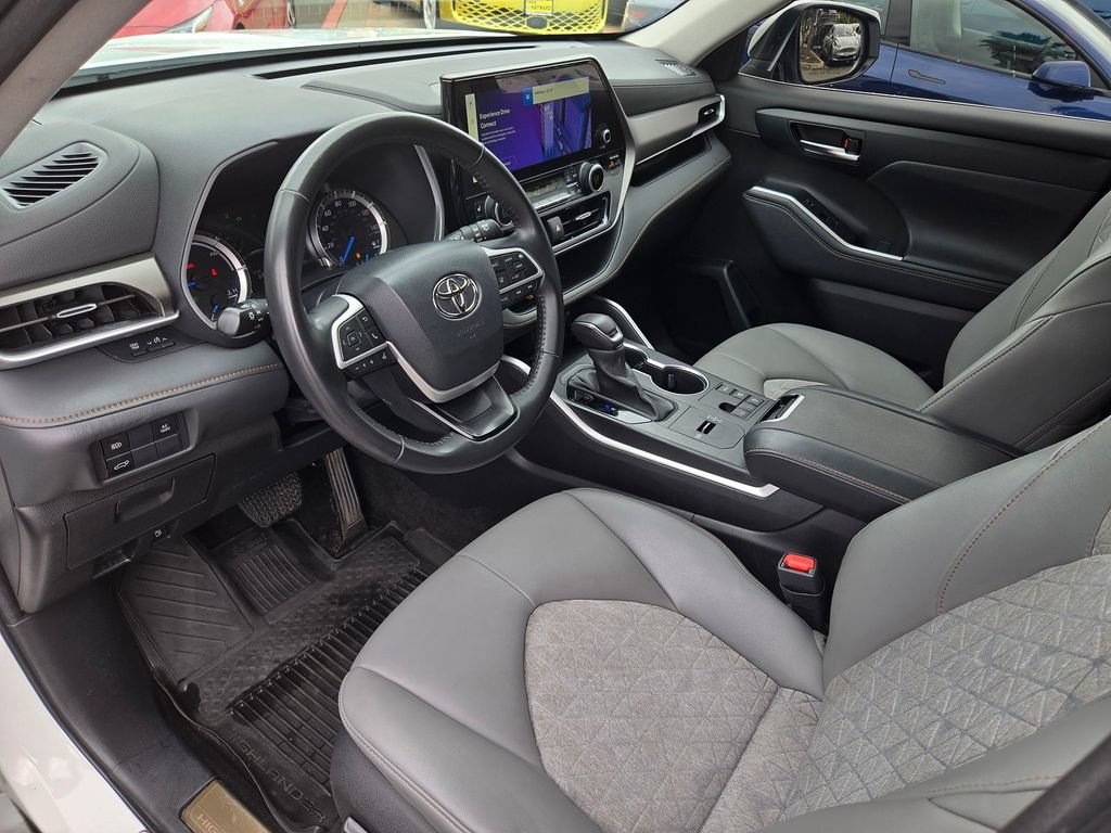 Used 2023 Toyota Highlander Bronze Edition AWD/4WD image 9