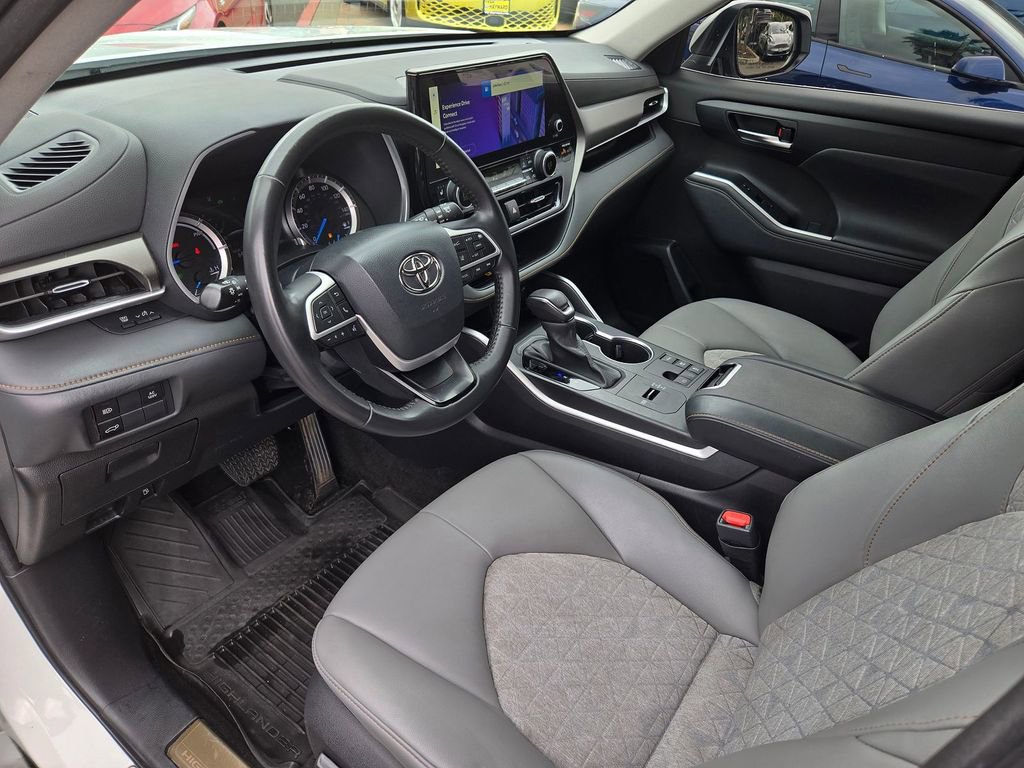 Used 2023 Toyota Highlander Bronze Edition AWD/4WD image 9