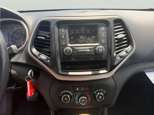 Used 2018 Jeep Cherokee Latitude FWD image 12