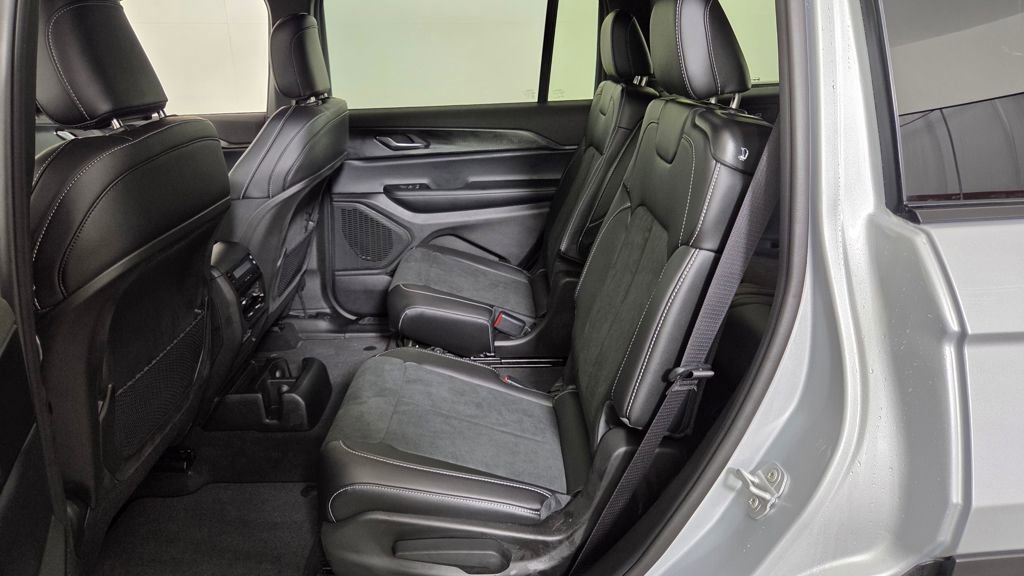 New 2025 Jeep Grand Cherokee L Altitude image 30