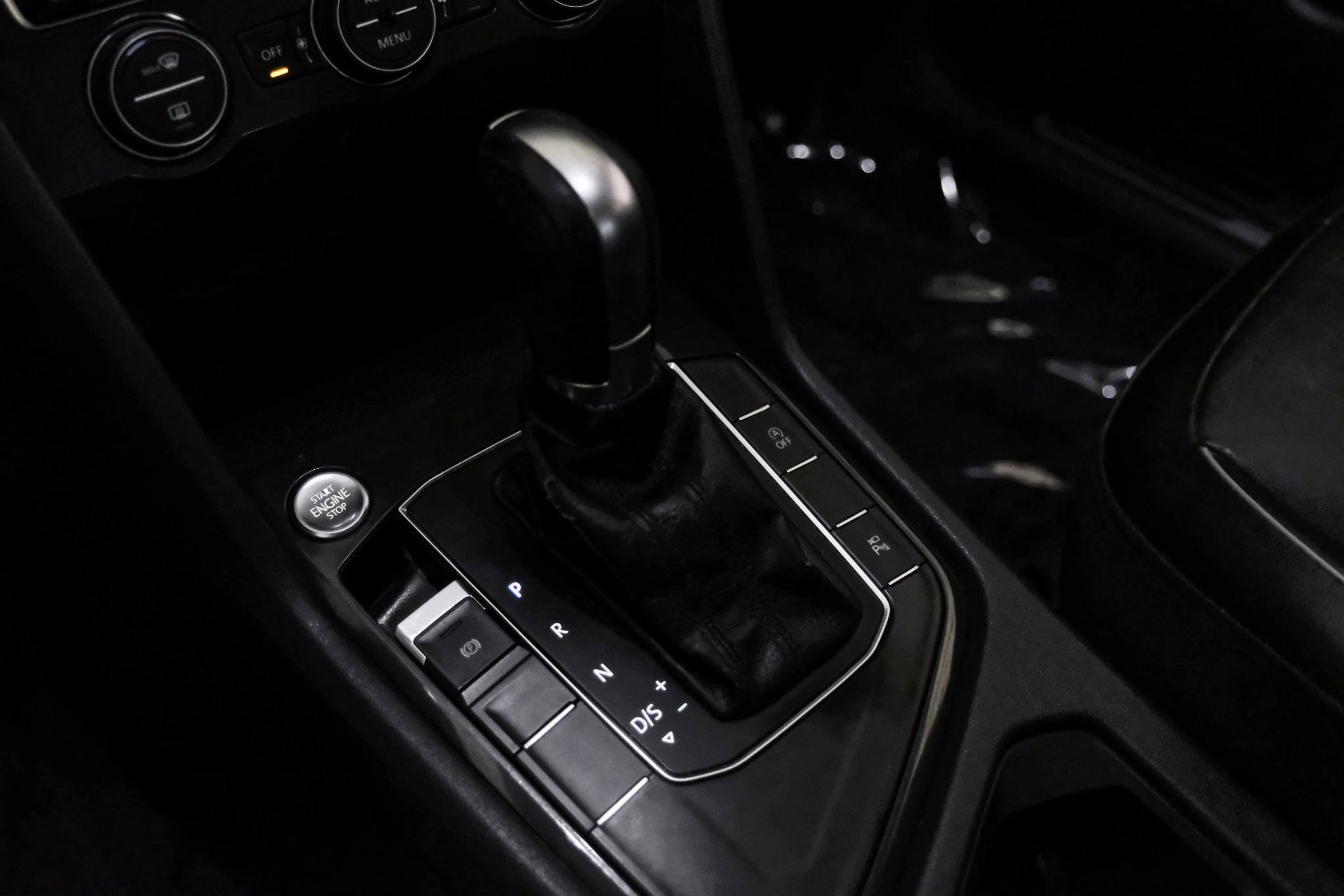 Used 2018 Volkswagen Tiguan SEL Premium image 24