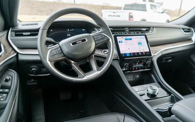 New 2025 Jeep Grand Cherokee Limited w/ Black Appearance Package image 11