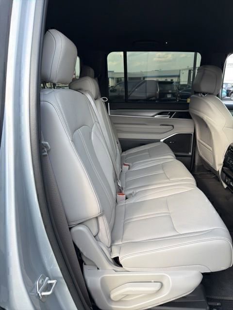 Used 2025 Jeep Wagoneer 4WD image 20