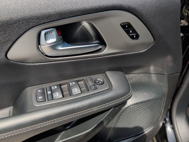 Used 2025 Chrysler Pacifica Select FWD image 13
