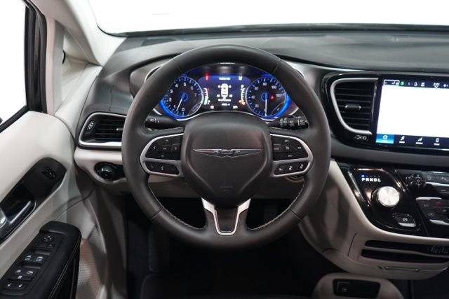 Used 2024 Chrysler Pacifica Touring-L image 14