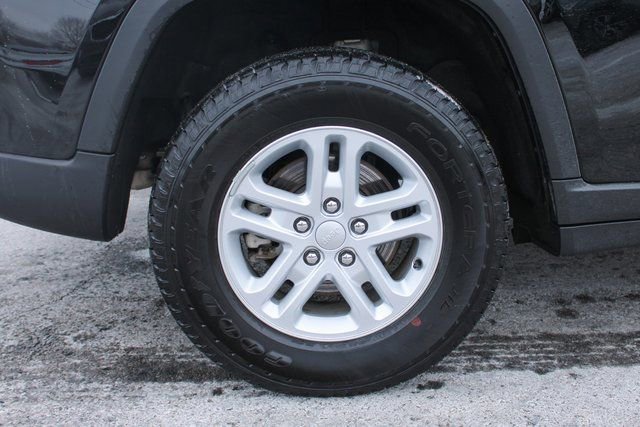 Used 2025 Jeep Grand Cherokee Laredo w/ Luxury Tech Group I AWD/4WD image 37