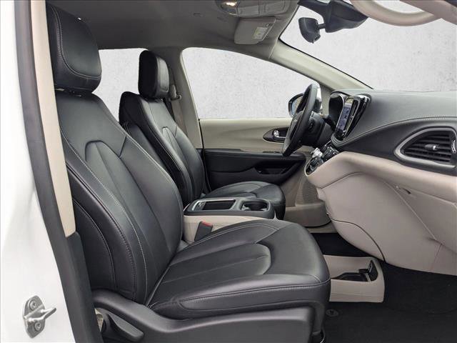 Used 2024 Chrysler Pacifica Select image 30