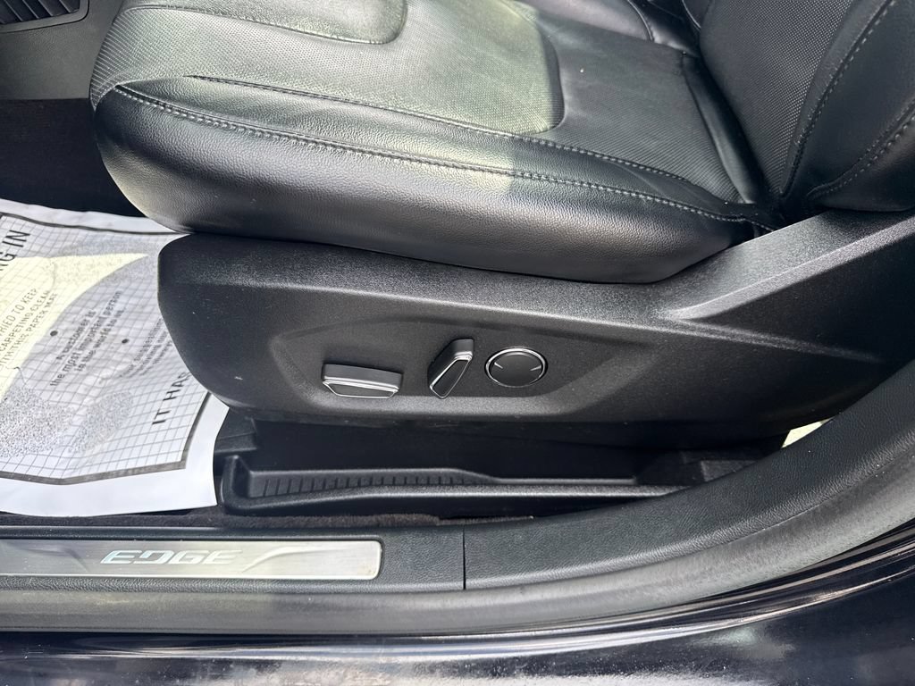 Used 2019 Ford Edge Titanium w/ Equipment Group 301A AWD/4WD image 32