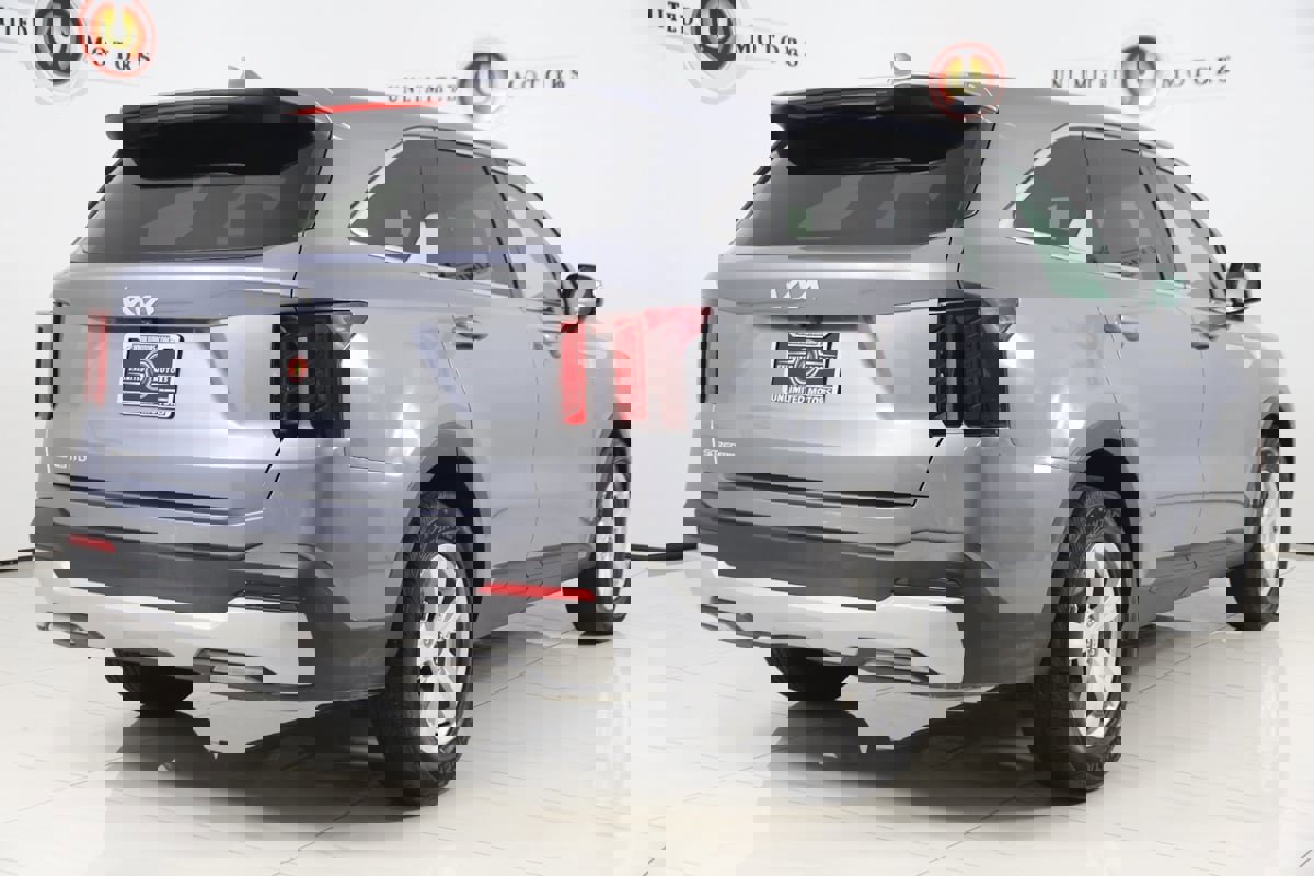 Used 2025 Kia Sorento LX image 3