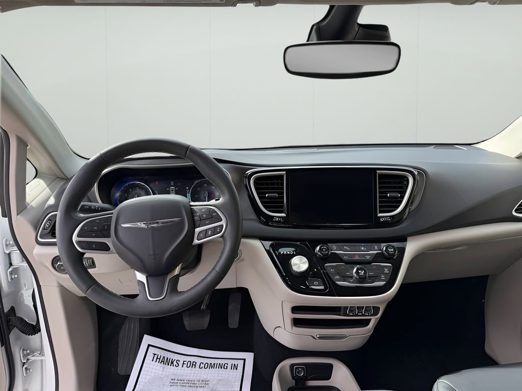 Used 2023 Chrysler Pacifica Touring-L image 18