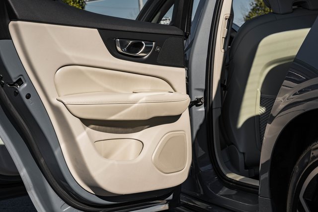 Used 2023 Volvo S60 T8 Plus image 33