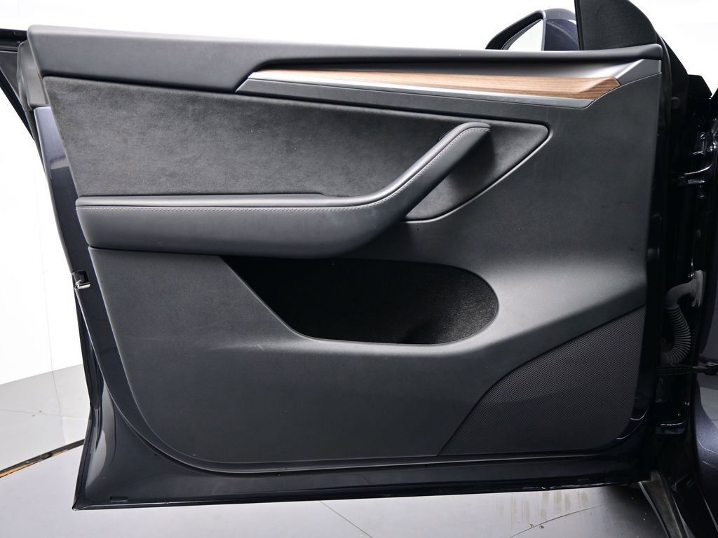 Used 2025 Tesla Model Y Long Range image 17